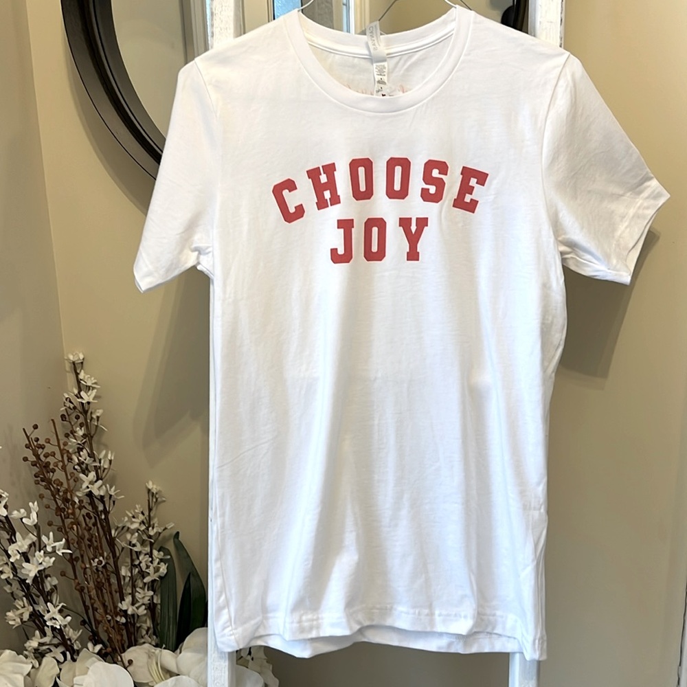 NWT White “Choose Joy” Graphic Short Sleeve Tshirt.  Size Med